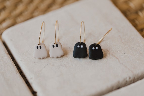 kleiner Geist Polymer Ton Ohrringe // kleine Geister Ohrstecker // Halloween Ohrringe // Ohrstecker für den Herbst // leichte Ohrringe