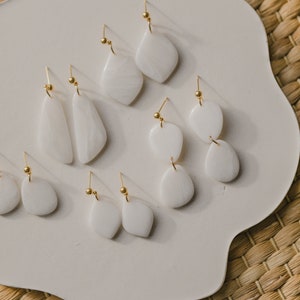 weiße kleine transparente Ohrringe // weiße Polymer Clay Ohrringe // weiße glänzende Ohrringe // weiße Tropfenohrringe // Hochzeitsohrringe Bild 9