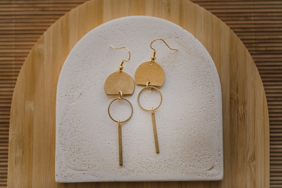 golden brass earings // leightweight earrings // round earring // gold flower earrings // golden brass earrings // minimalistic earrings