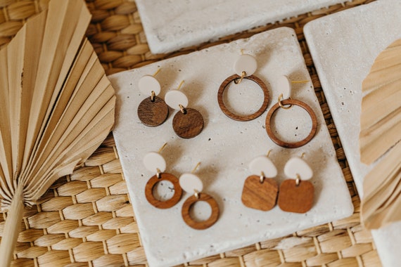 leichte Polymer Ton Ohrringe mit rundem Holz Anhänger // eckige Ton Ohrringe mit Holzanhänger // beige Holzohrringe // Geschenk für Sie
