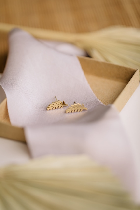 Ohrstecker mit einem goldenen Blatt // Goldfarbene Blatt Ohrringe aus Edelstahl // Mini Ohrstecker mit Blattdesign // Mini Statement