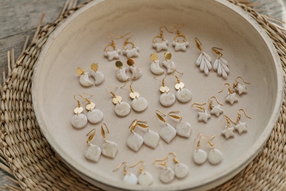 weiß goldfarbene Ohrringe mit Blattgold // weiße Polymer Clay Ohrringe // weiße glänzende Ohrringe // Ohrringe mit Blattgold // weiß-creme