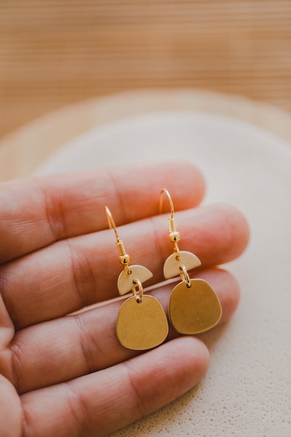 golden brass earings // leightweight earrings // oval earring // golden earrings // golden brass earrings // small brass  earrings