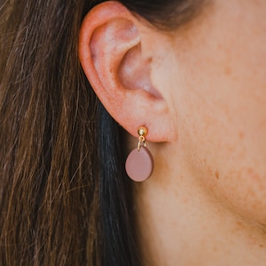 Kleine Tropfen Ohrringe NOMI aus Polymer Ton // NOMI Ohrringe in 28 Farben // bunte Tropfen Ohrringe // kleines Geschenk für Sie Bild 4