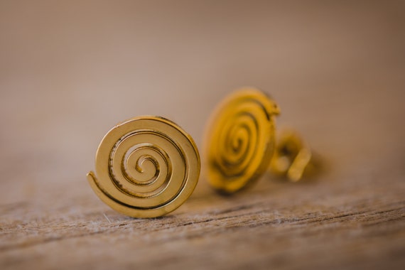 kleiner runder Ohrstecker Spirale // runder Swirl Ohrring aus Edelstahl  // kleiner Ohrstecker Spirale // Geschenkidee