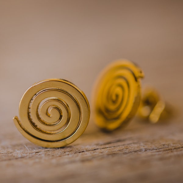 kleiner runder Ohrstecker Spirale // runder Swirl Ohrring aus Edelstahl  // kleiner Ohrstecker Spirale // Geschenkidee