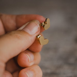 kleine goldene Herz Ohrstecker // Minimalistische Herz Ohrringe // Edelstahl Ohrringe in gold // Hochzeitsohrringe image 2