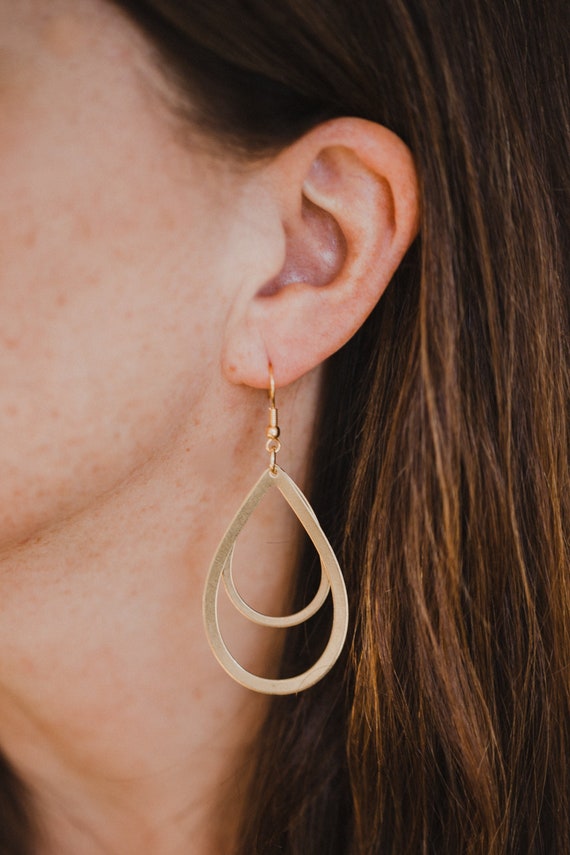 teardrop shaped golden brass earings // leightweight earrings // golden earring // minimalistic earrings // golden brass earrings