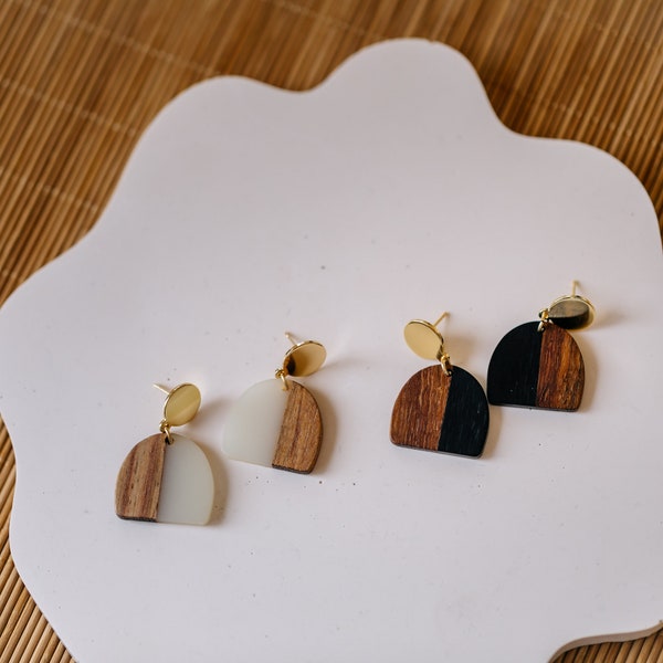 kleine Bogen Ohrringe mit Holz // leichte Ohrringe // Holz Ohrringe // zweifarbige Ohrringe // kleines Geschenk // goldfarbene Ohrringe