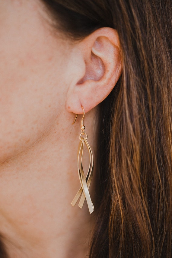 long golden brass earings // leightweight earrings // golden earring // minimalistic earrings // golden brass earrings // dangle earrings