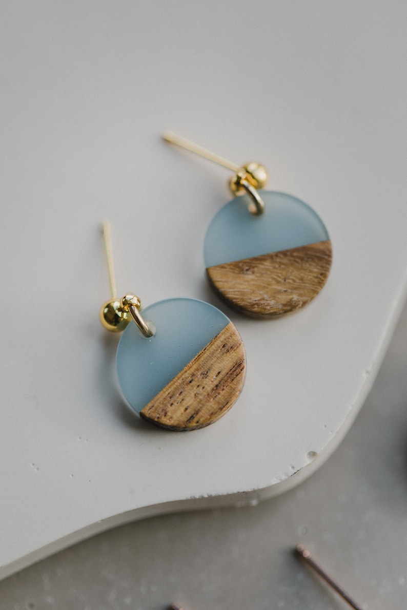 runde blaue Ohrringe mit Holz // kleine runde Ohrringe // Holz Ohrringe blau // zweifarbige runde Ohrringe // leichte Ohrring // blau A - Gold