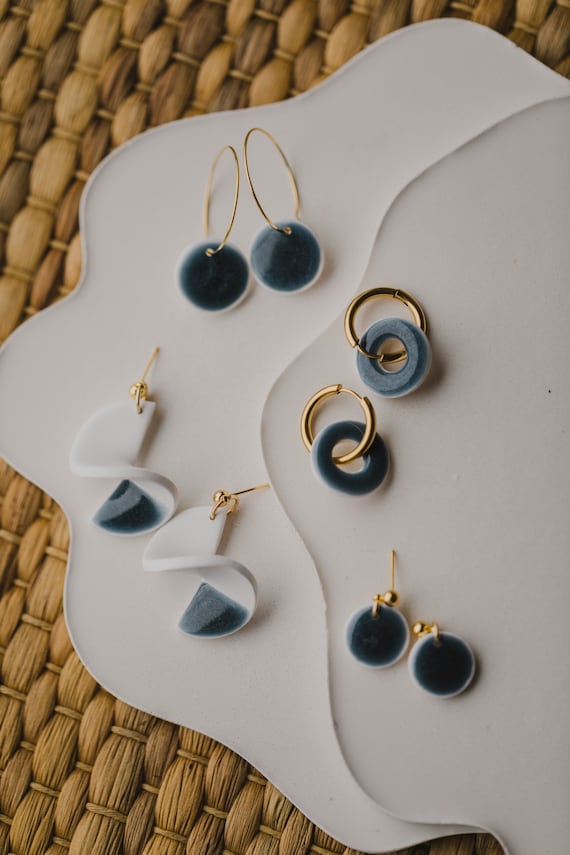 weiß - blaue Polymer Clay Ohrringe // weiße Boho Ohrringe //  zweifarbige leichte Ohrringe  //  Keramik Look Ohrringe // blau weiße Ohrringe