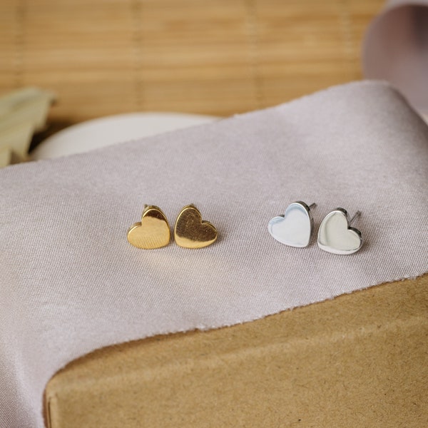 kleine Herz Ohrstecker // goldene oder Silberne Ohrringe in Herzform // Edelstahl Herz Ohrstecker // Minimalistische Ohrringe