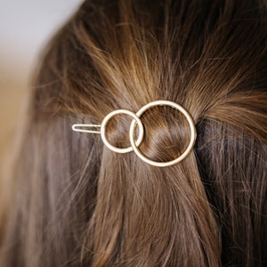 Haarspange mit zwei Kreisen // zwei Kreisen // goldene Haarspange // runde Haarspange // Haarclip aus Zink // Hochzeit // Haarschmuck Bild 6