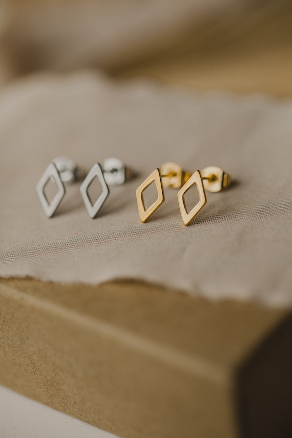 Kleine Edelstahl Ohrstecker in Rautenform // filigrane kleine Rauten Ohrstecker in Gold und Silber // geometrische Ohrringe // Geschenkidee