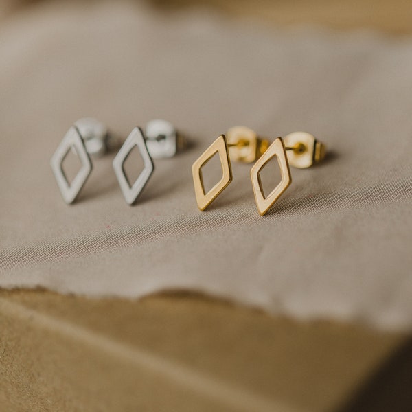 Kleine Edelstahl Ohrstecker in Rautenform // filigrane kleine Rauten Ohrstecker in Gold und Silber // geometrische Ohrringe // Geschenkidee