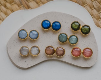 Runde Ohrringe aus Edelstahl mit bunten Cabochonsteinen in Gold | 12 mm Ohrstecker