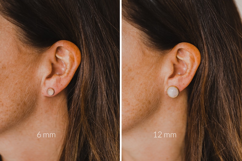 Op de afbeelding: Twee close-ups van een vrouwen oor met een ronde, witte edelsteen oorring. De linker afbeelding toont een 6 mm oorring en de rechter afbeelding toont een 12 mm oorring.