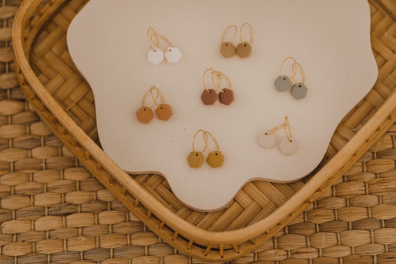kleine sechseckige Ohrringe mit goldener Creole // kleine Creolen mit Sechseck Anhänger // einfarbige Creole Sechseck // handgefertigt