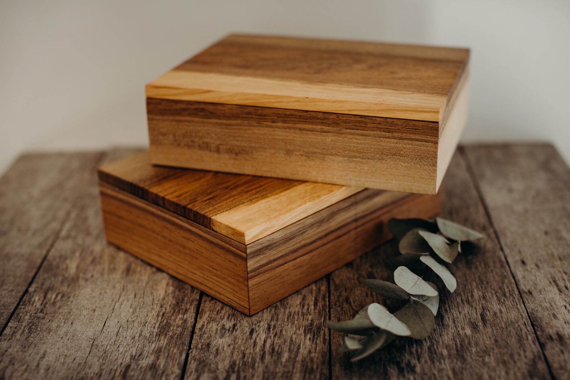 Holzbox aus Nussbaum mit Deckel, Geschenkbox, Schmuckbox, Echtholz
