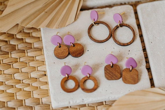 leichte Polymer Ton Ohrringe mit rundem Holz Anhänger // Ton Ohrringe Farbe Fuchsia //  Lila eckige Holzohrringe // Geschenk für Sie