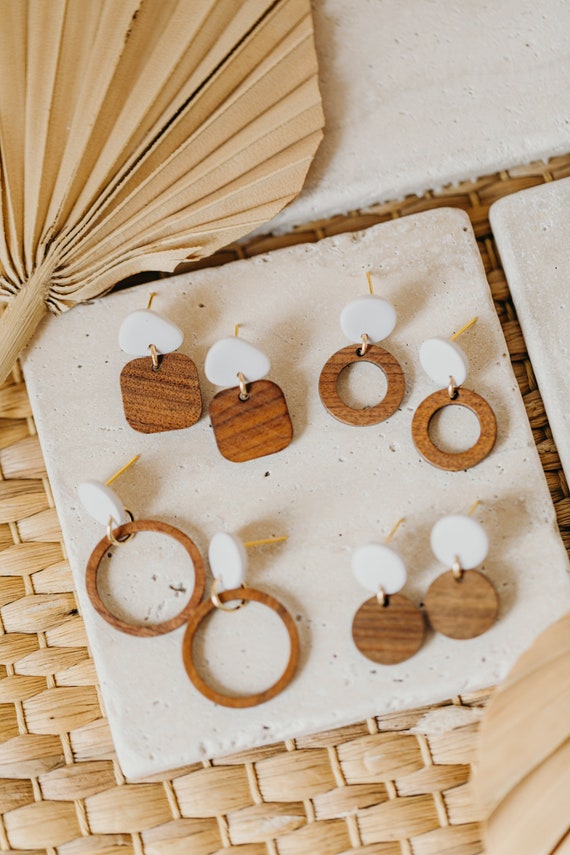 leichte Polymer Ton Ohrringe mit rundem Holz Anhänger // Ton Ohrringe in creme mit Holzanhänger // leichte Holzohrringe