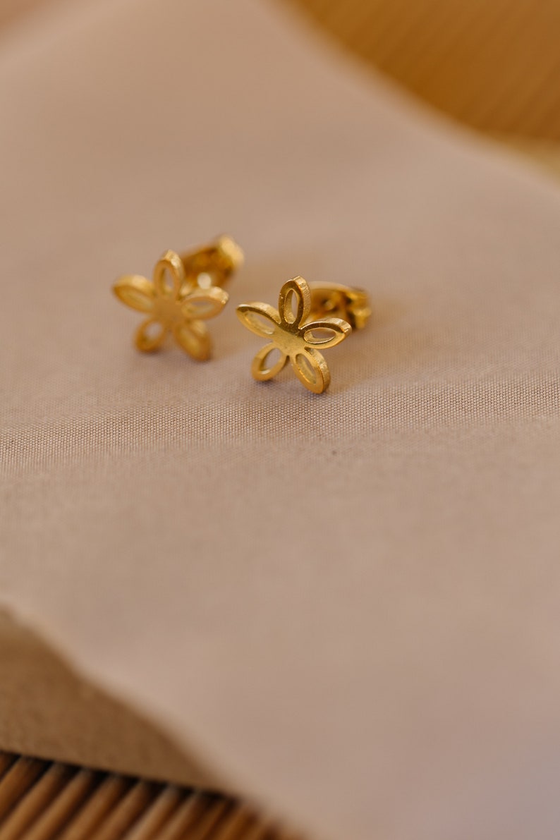 kleine Blümchen Ohrstecker // goldene Blumen Ohrringe // Kleine Edelstahl Ohrringe mit Blumendesign // Minimalistische Ohrringe floral image 4