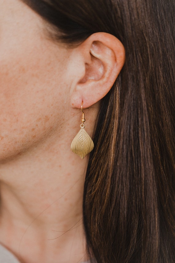 golden brass earings // leightweight earrings // golden leaf earring // minimalistic earrings // golden brass earrings