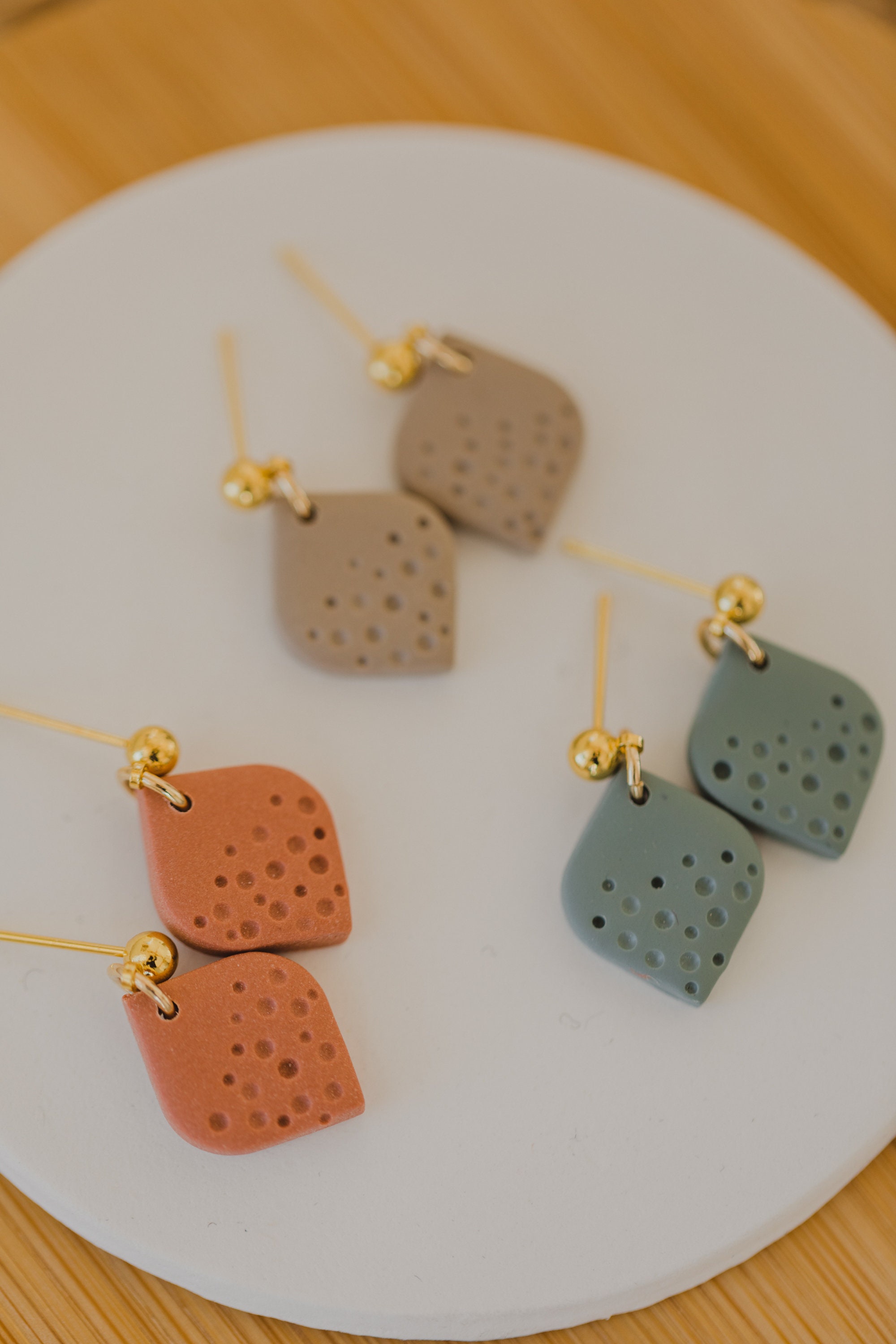 Pendientes de arcilla polimérica Pendientes Gotas pequeñas | Etsy