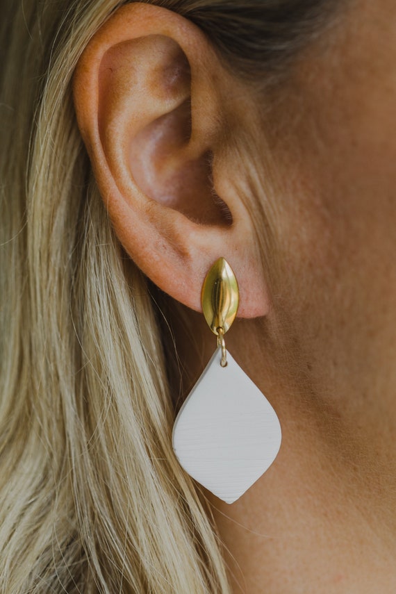große weiße Ohrringe aus Polymer Ton // White Summer Collection // leichte weiße Tropfen Ohrringe // Hochzeitsschmuck // Brautohrringe