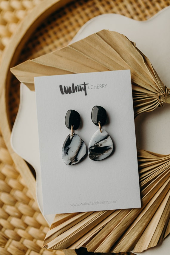 ovale schwarz-weiße Polymer Ton Ohrringe // schwarz-weiß gemusterte Ohrringe // leichte Ohrringe // Geschenk für Sie // marmorierte Ohrringe