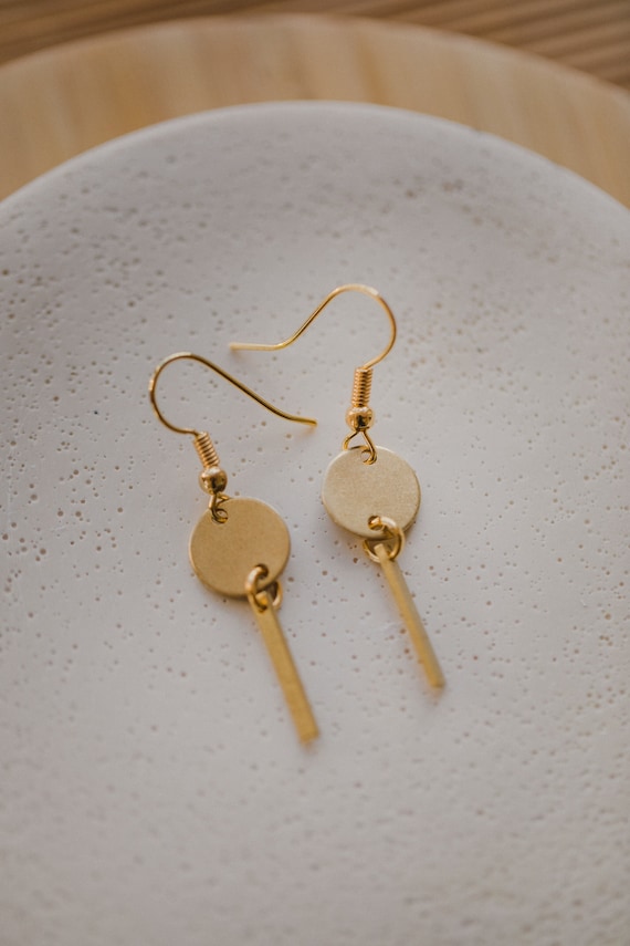golden brass earings // leightweight earrings // small round earring // gold flower earrings // golden brass earrings // small earrings