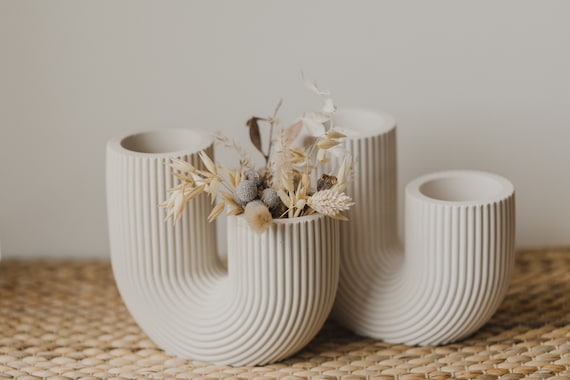 große Vase für Trockenblume // Vase U-Form // Jesmonite Vase // Trockenblumen Vase // helle U-Vase // Rillen Vase // minimalistisch