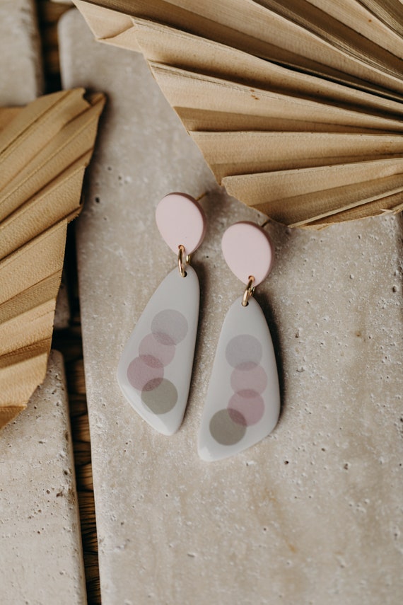 längliche weiß rosa Ohrringe aus Polymer Ton mit Punkten // dreieckige leichte Ohrringe mit bunten Punkten // mehrfarbige Ohrringe