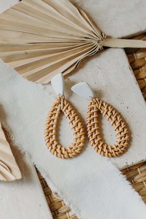 weiße Polymer Ton Ohrringe mit Rattan Element in Tropfenform // große helle Statement Ohrringe // weiße Boho Sommerohrringe