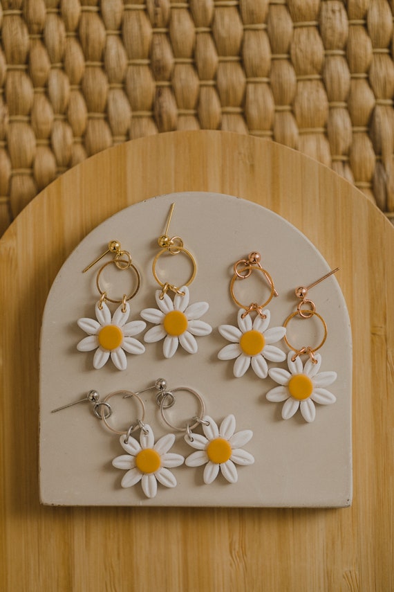 weiße Polymer Clay Ohrringe  // Daisy Ohrringe //  Margeriten Ohrringe  // Blumenohrringe // weiße Blumen Ohrringe // weiße Ohrringe