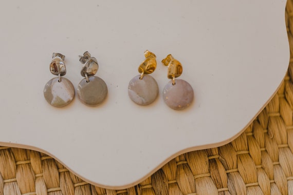 dezente runde lila beige Ohrringe mit Blattgold // Runde Ohrringe // bunte glänzende Ohrringe // Ohrringe mit Blattgold und Resin