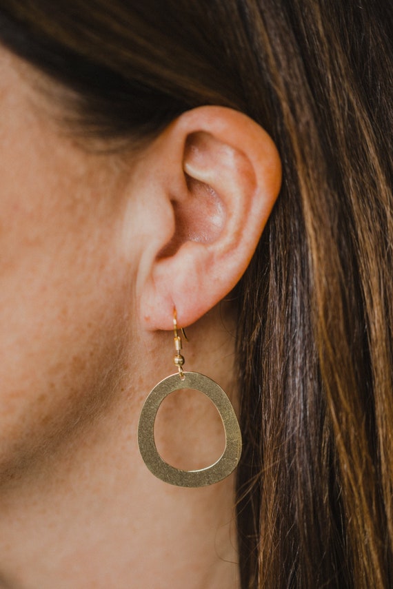 leichte ovale Messing Ohrringe  // goldfarbene Messing Ohrringe mit Aussparung // geometrische Ohrringe aus Messing // Boho Ohrringe