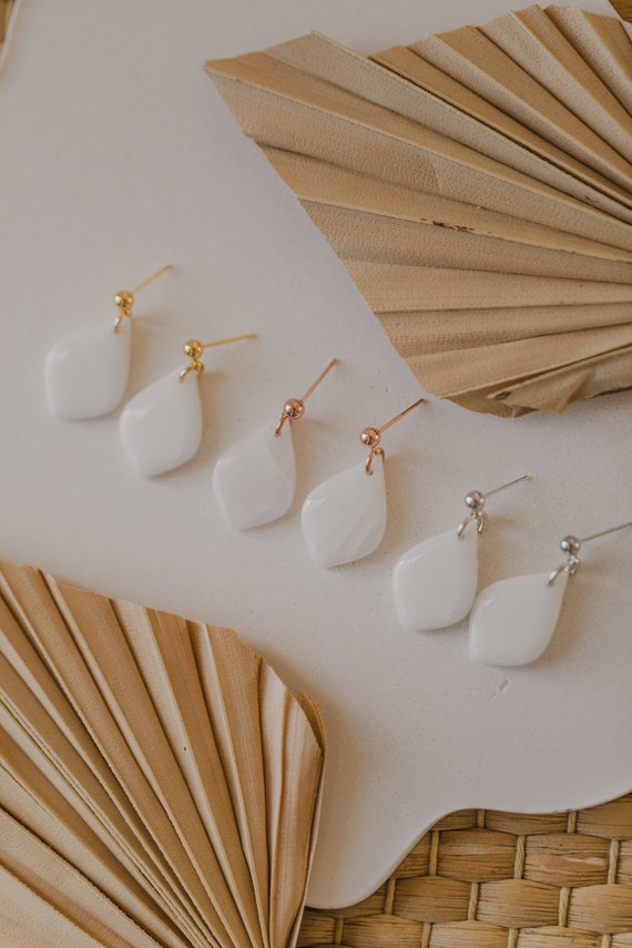 weiße kleine transparente Ohrringe // weiße Polymer Clay Ohrringe // weiße glänzende Ohrringe // weiße Tropfenohrringe // Hochzeitsohrringe