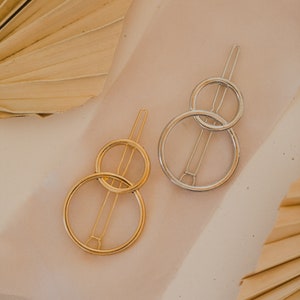 Haarspange mit zwei Kreisen // zwei Kreisen // goldene Haarspange // runde Haarspange // Haarclip aus Zink // Hochzeit // Haarschmuck Bild 8