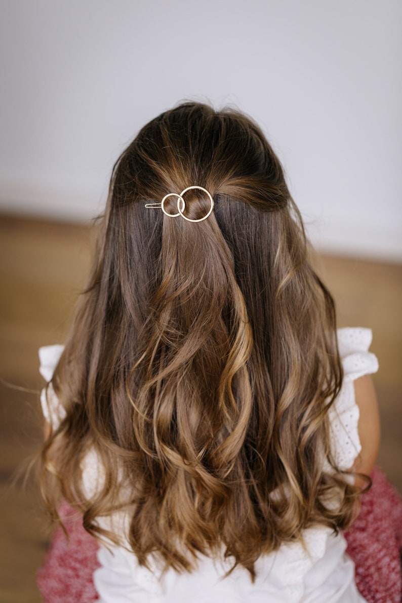 Haarspange mit zwei Kreisen // zwei Kreisen // goldene Haarspange // runde Haarspange // Haarclip aus Zink // Hochzeit // Haarschmuck Bild 1