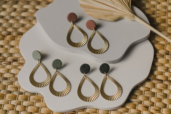 tropfenförmige Messing Ohrringe mit Polymer Ton Ohrstecker // strukturierte Ohrringe mit Messing Anhänge // Boho Ohrringe // schwarz, grün