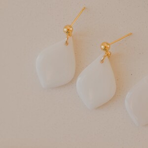 weiße kleine transparente Ohrringe // weiße Polymer Clay Ohrringe // weiße glänzende Ohrringe // weiße Tropfenohrringe // Hochzeitsohrringe goldfarben