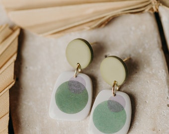 leichte rechteckige lila grüne Ohrringe aus Polymer Ton mit Punkten // rechteckige lila grüne Ohrringe // Leichte Ohrringe Hochzeitsgast