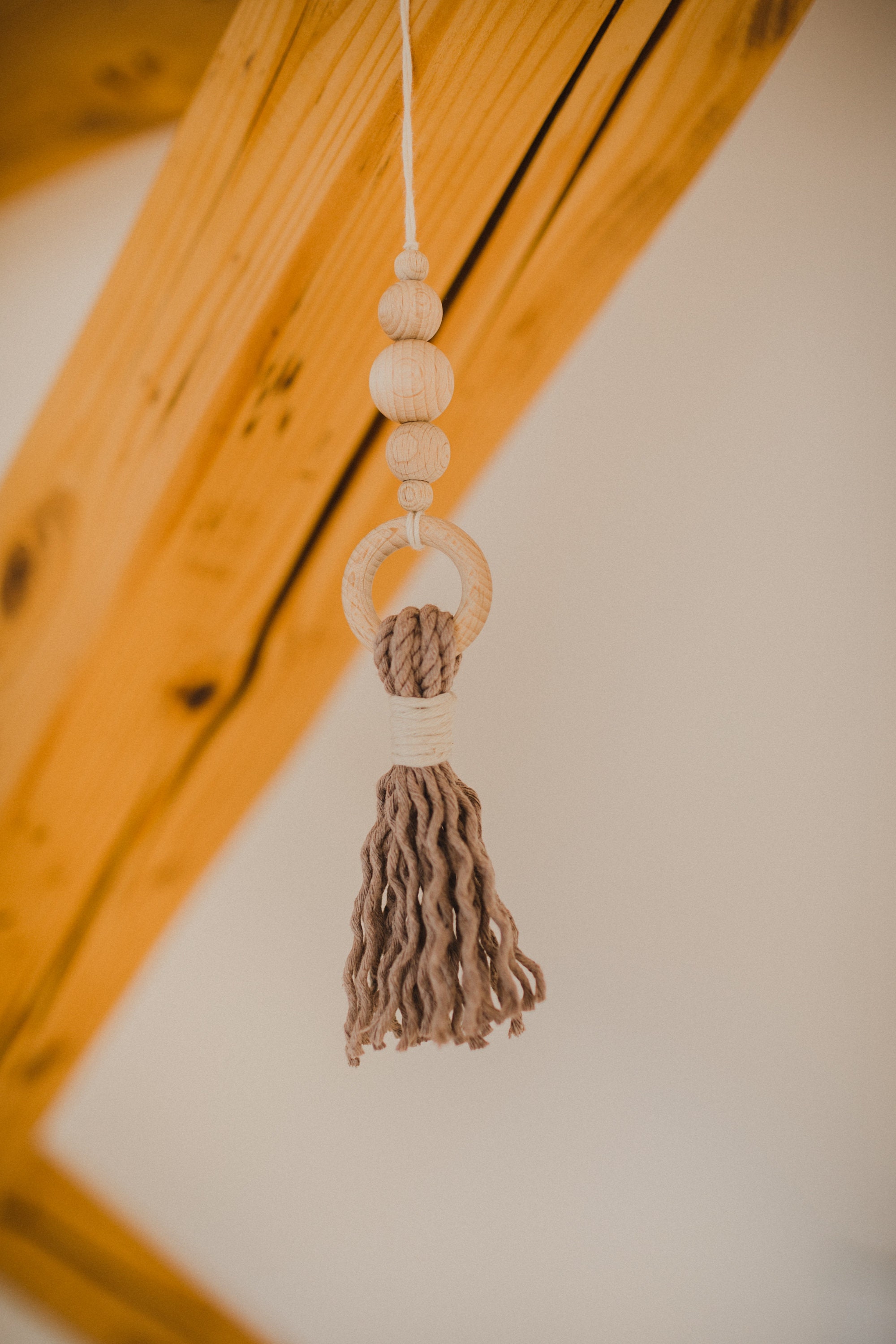 Anhänger mit Holzperlen und Baumwollquaste, Holzperlen, Quaste