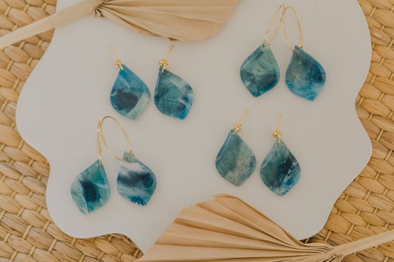 Tropfenförmige blaue gemusterte Ohrringe  // blaue Polymer Clay Ohrringe // blaue glänzende Ohrringe // Creole in goldfarben // marmoriert