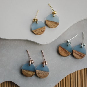 runde blaue Ohrringe mit Holz // kleine runde Ohrringe // Holz Ohrringe blau // zweifarbige runde Ohrringe // leichte Ohrring // blau Bild 2