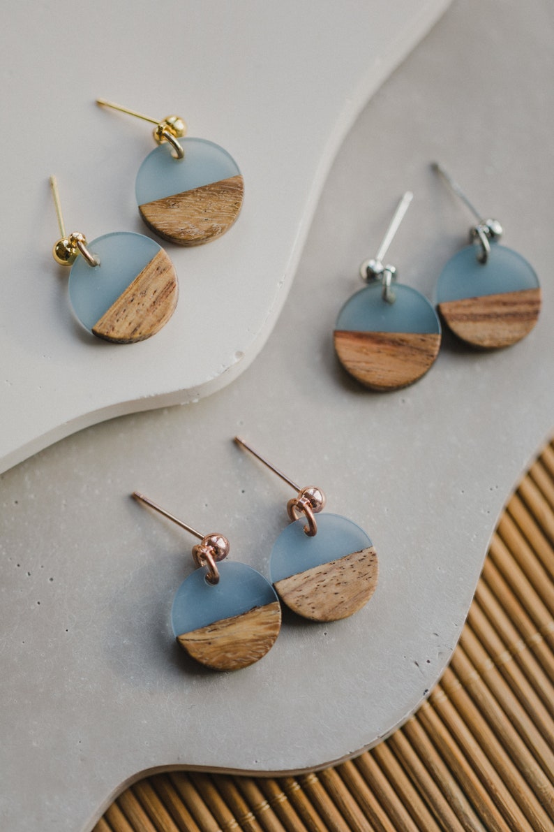 runde blaue Ohrringe mit Holz // kleine runde Ohrringe // Holz Ohrringe blau // zweifarbige runde Ohrringe // leichte Ohrring // blau C - Roségold