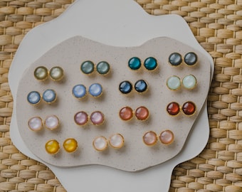 Runde Ohrringe aus Edelstahl mit bunten glänzenden Cabochonsteinen in Gold | 12 mm Ohrstecker