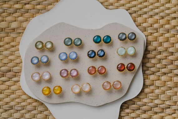 Runde Ohrringe aus Edelstahl mit bunten glänzenden Cabochonsteinen in Gold | 12 mm Ohrstecker